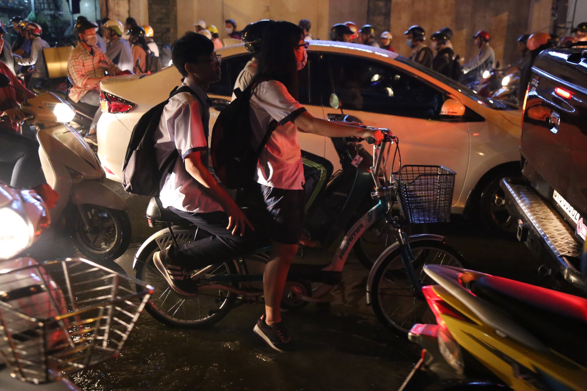 Sài Gòn ùn tắc kinh hoàng sau mưa lớn, trẻ em ngủ gục trên vai ba mẹ ngoài đường - Ảnh 13.