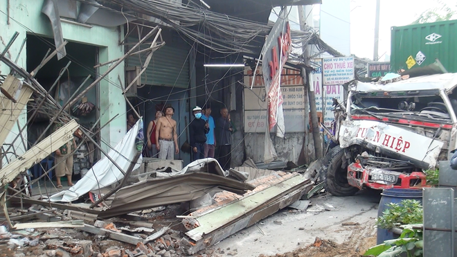 TPHCM: Tránh người chạy bộ qua đường, xe container tông sập hàng loạt ngôi nhà, nhiều người dân la hét kêu cứu - Ảnh 3.