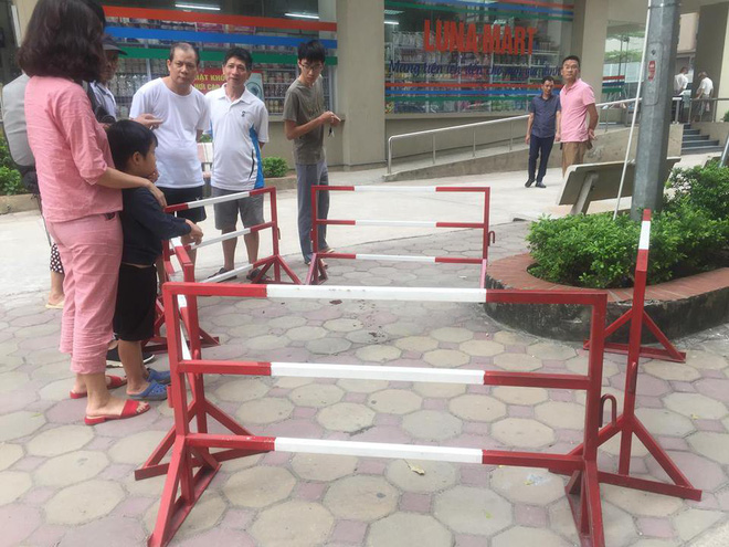 Hà Nội: Sau 2 tiếng nổ lớn, người phụ nữ bị thương ngồi bệt xuống sân chung cư - Ảnh 1. Hà Nội: Nghi chồng nổ súng bắn vợ ở chung cư VOV, 2 người bị thương 1