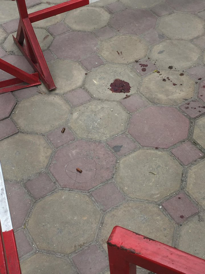 Hà Nội: Sau 2 tiếng nổ lớn, người phụ nữ bị thương ngồi bệt xuống sân chung cư - Ảnh 2.