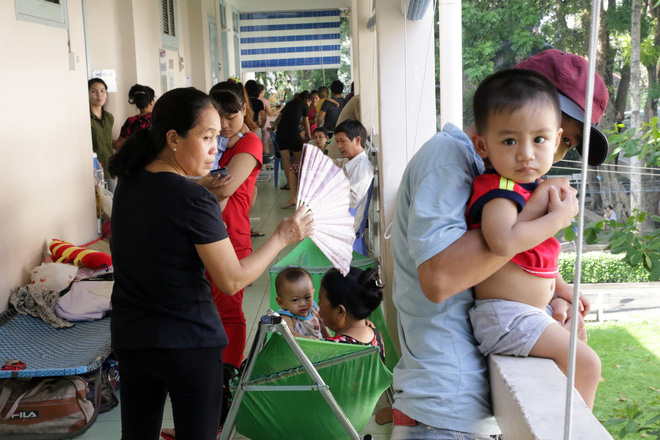 Một ngày ở BV Nhi tại Sài Gòn: Bệnh nhân nằm phơi nắng, phơi sương dọc hành lang bệnh viện - Ảnh 5.