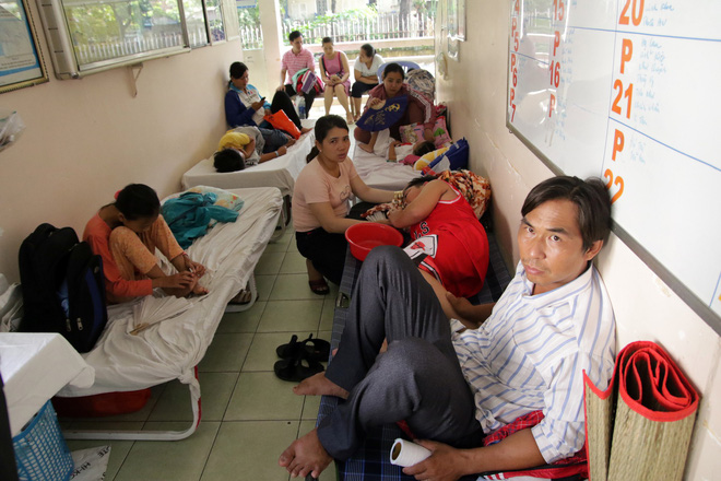 Một ngày ở BV Nhi tại Sài Gòn: Bệnh nhân nằm phơi nắng, phơi sương dọc hành lang bệnh viện - Ảnh 6.