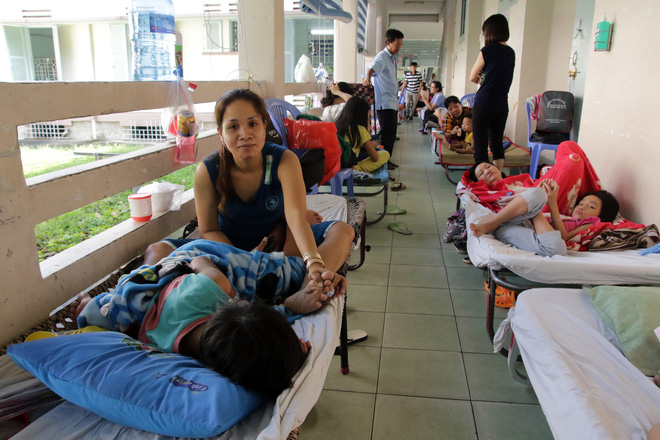 Một ngày ở BV Nhi tại Sài Gòn: Bệnh nhân nằm 'phơi nắng, phơi sương' dọc hành lang bệnh viện 4