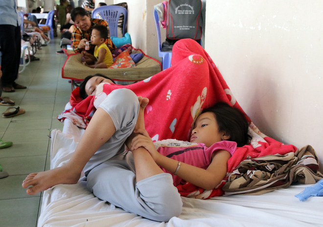 Một ngày ở BV Nhi tại Sài Gòn: Bệnh nhân nằm phơi nắng, phơi sương dọc hành lang bệnh viện - Ảnh 11.