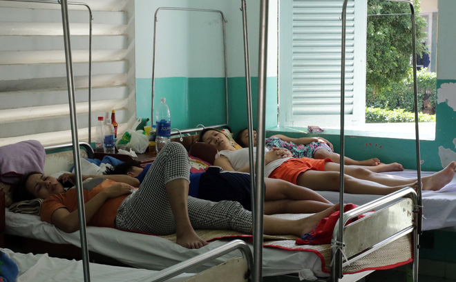 Một ngày ở BV Nhi tại Sài Gòn: Bệnh nhân nằm 'phơi nắng, phơi sương' dọc hành lang bệnh viện 7