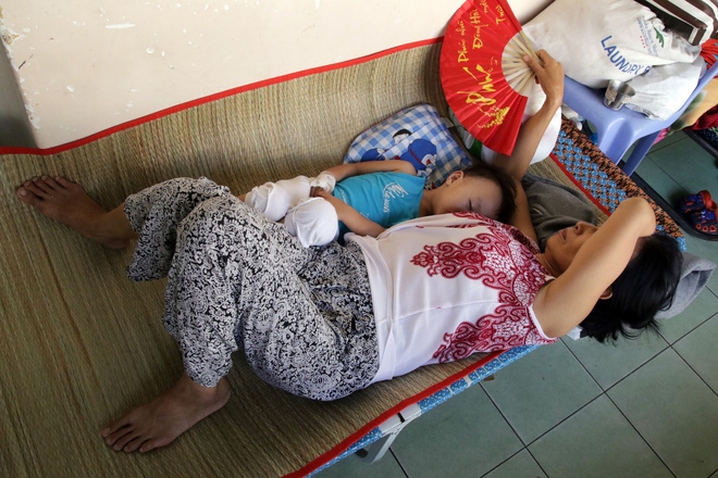 Một ngày ở BV Nhi tại Sài Gòn: Bệnh nhân nằm phơi nắng, phơi sương dọc hành lang bệnh viện - Ảnh 13.