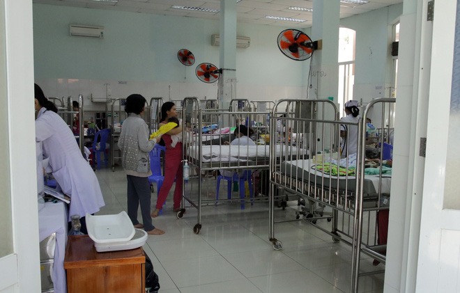 Một ngày ở BV Nhi tại Sài Gòn: Bệnh nhân nằm phơi nắng, phơi sương dọc hành lang bệnh viện - Ảnh 17.