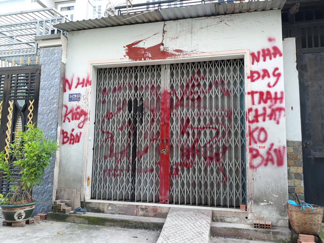 Vụ cô giáo viết đơn xin xã hội đen cho đi dạy ở Sài Gòn: Chính quyền sơn lại nhà - Ảnh 4.