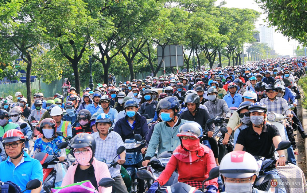 Các tuyến đường về trung tâm Sài Gòn tê liệt từ sáng đến trưa vì hầm Sài Gòn bị phong toả, người dân xuống gầm cầu tránh kẹt xe - Ảnh 2.
