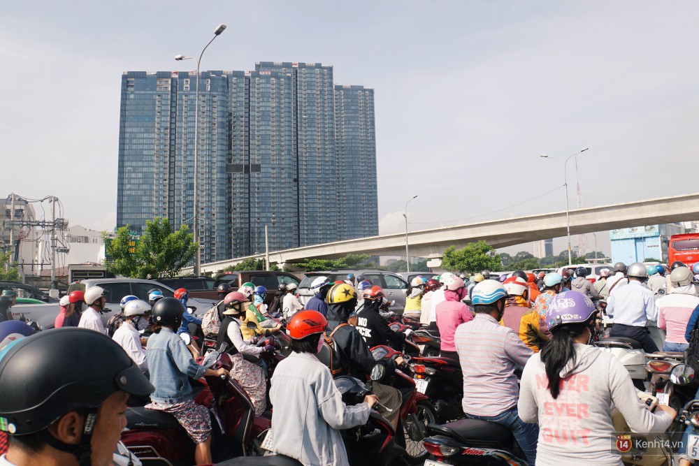 Các tuyến đường về trung tâm Sài Gòn tê liệt từ sáng đến trưa vì hầm Sài Gòn bị phong toả, người dân xuống gầm cầu tránh kẹt xe - Ảnh 14.