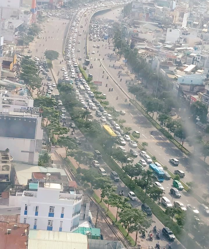 Các tuyến đường về trung tâm Sài Gòn tê liệt từ sáng đến trưa vì hầm Sài Gòn bị phong toả, người dân xuống gầm cầu tránh kẹt xe - Ảnh 22.