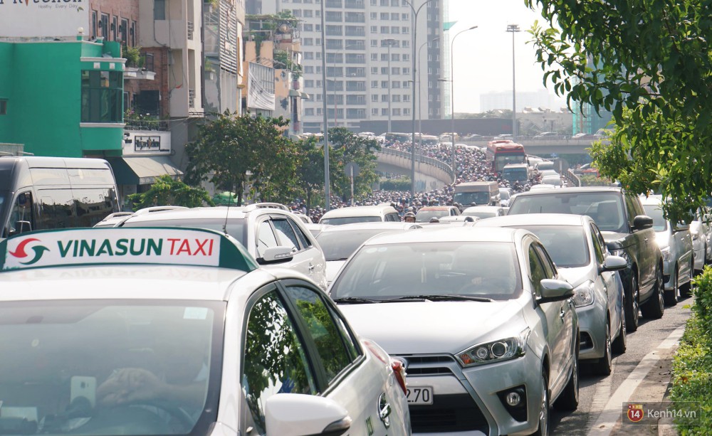 Các tuyến đường về trung tâm Sài Gòn tê liệt từ sáng đến trưa vì hầm Sài Gòn bị phong toả, người dân xuống gầm cầu tránh kẹt xe - Ảnh 13.