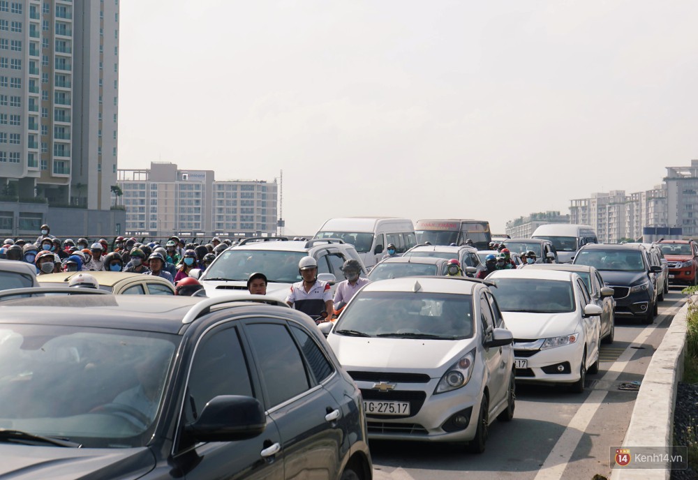 Các tuyến đường về trung tâm Sài Gòn tê liệt từ sáng đến trưa vì hầm Sài Gòn bị phong toả, người dân xuống gầm cầu tránh kẹt xe - Ảnh 16.