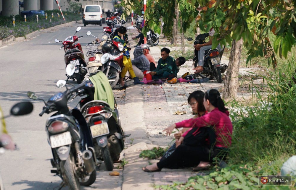 Các tuyến đường về trung tâm Sài Gòn tê liệt từ sáng đến trưa vì hầm Sài Gòn bị phong toả, người dân xuống gầm cầu tránh kẹt xe - Ảnh 10.