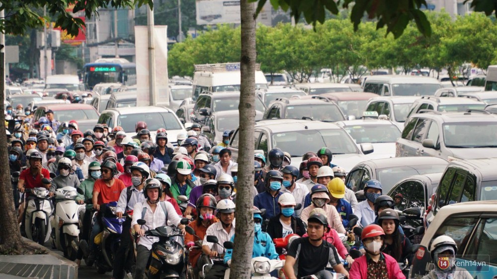 Các tuyến đường về trung tâm Sài Gòn tê liệt từ sáng đến trưa vì hầm Sài Gòn bị phong toả, người dân xuống gầm cầu tránh kẹt xe - Ảnh 21.