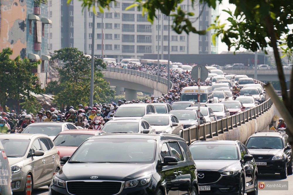 Các tuyến đường về trung tâm Sài Gòn tê liệt từ sáng đến trưa vì hầm Sài Gòn bị phong toả, người dân xuống gầm cầu tránh kẹt xe - Ảnh 19.