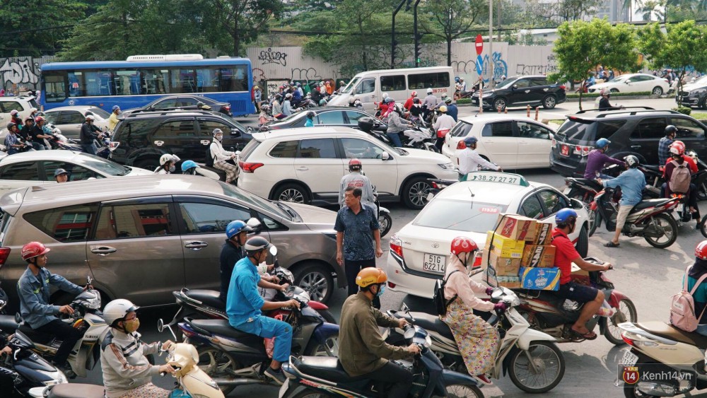 Các tuyến đường về trung tâm Sài Gòn tê liệt từ sáng đến trưa vì hầm Sài Gòn bị phong toả, người dân xuống gầm cầu tránh kẹt xe - Ảnh 18.