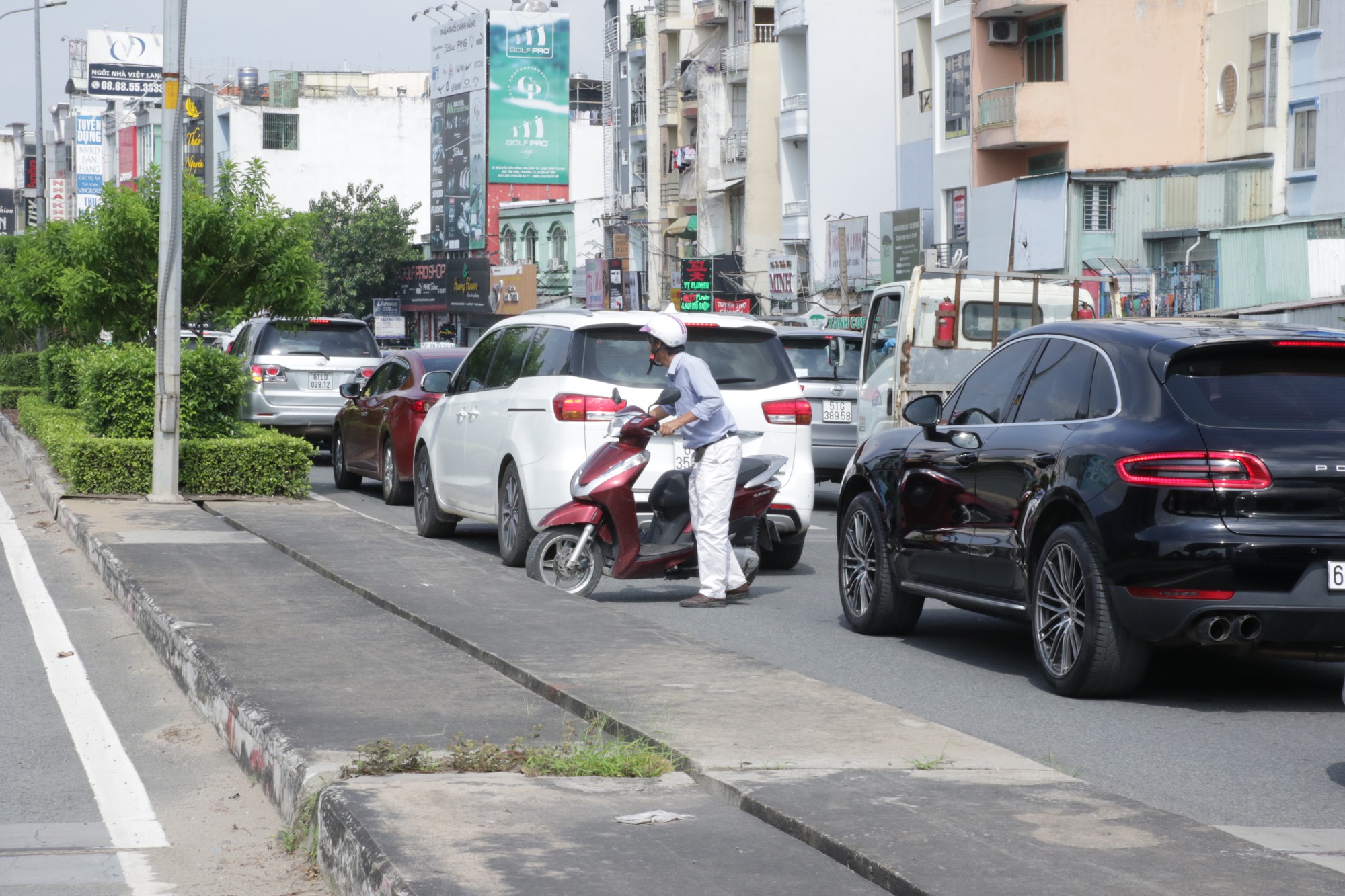 Người Sài Gòn loay hoay tìm lối thoát trong cảnh kẹt xe kinh hoàng vào sáng sớm - Ảnh 15.