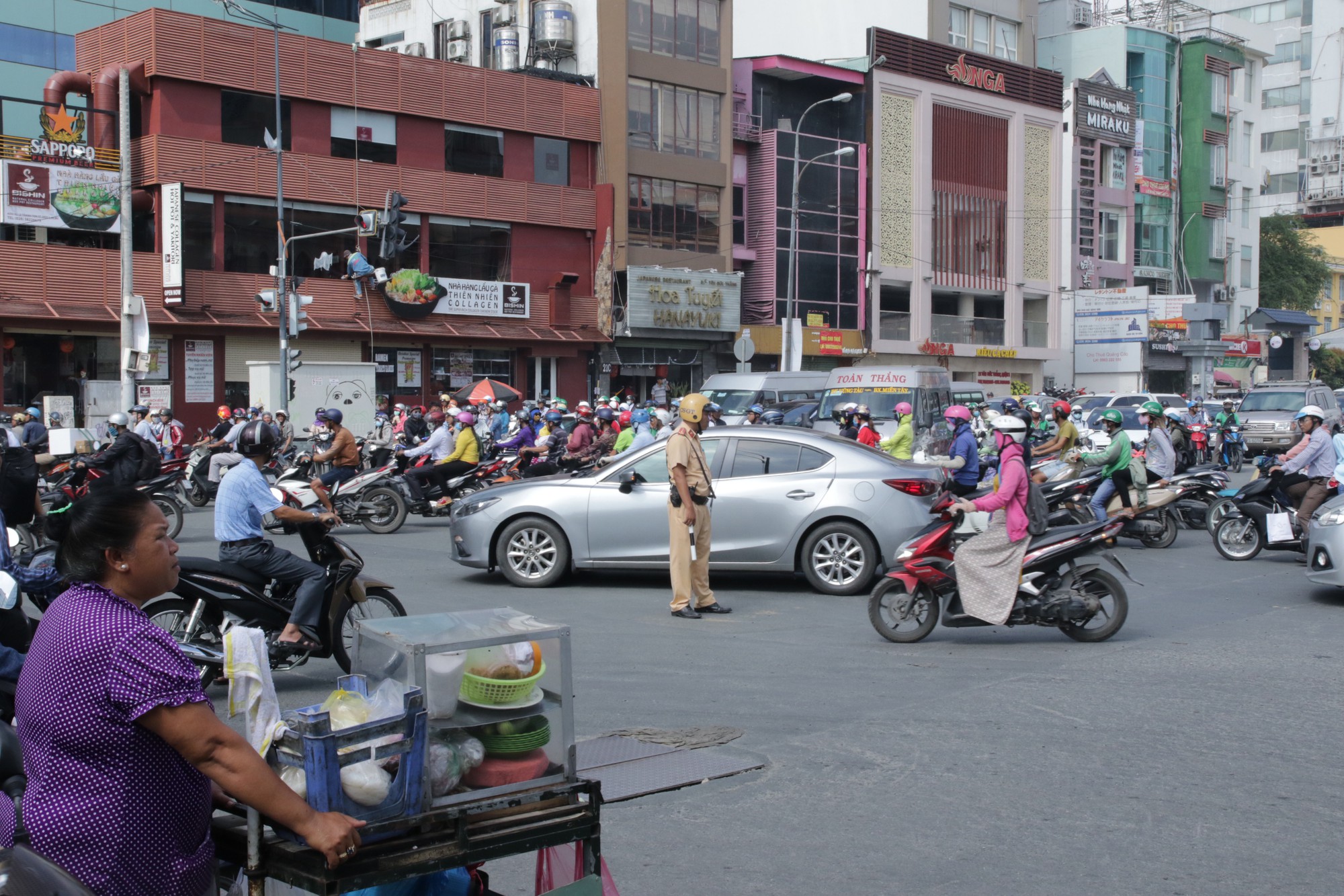 Người Sài Gòn loay hoay tìm lối thoát trong cảnh kẹt xe kinh hoàng vào sáng sớm - Ảnh 13.