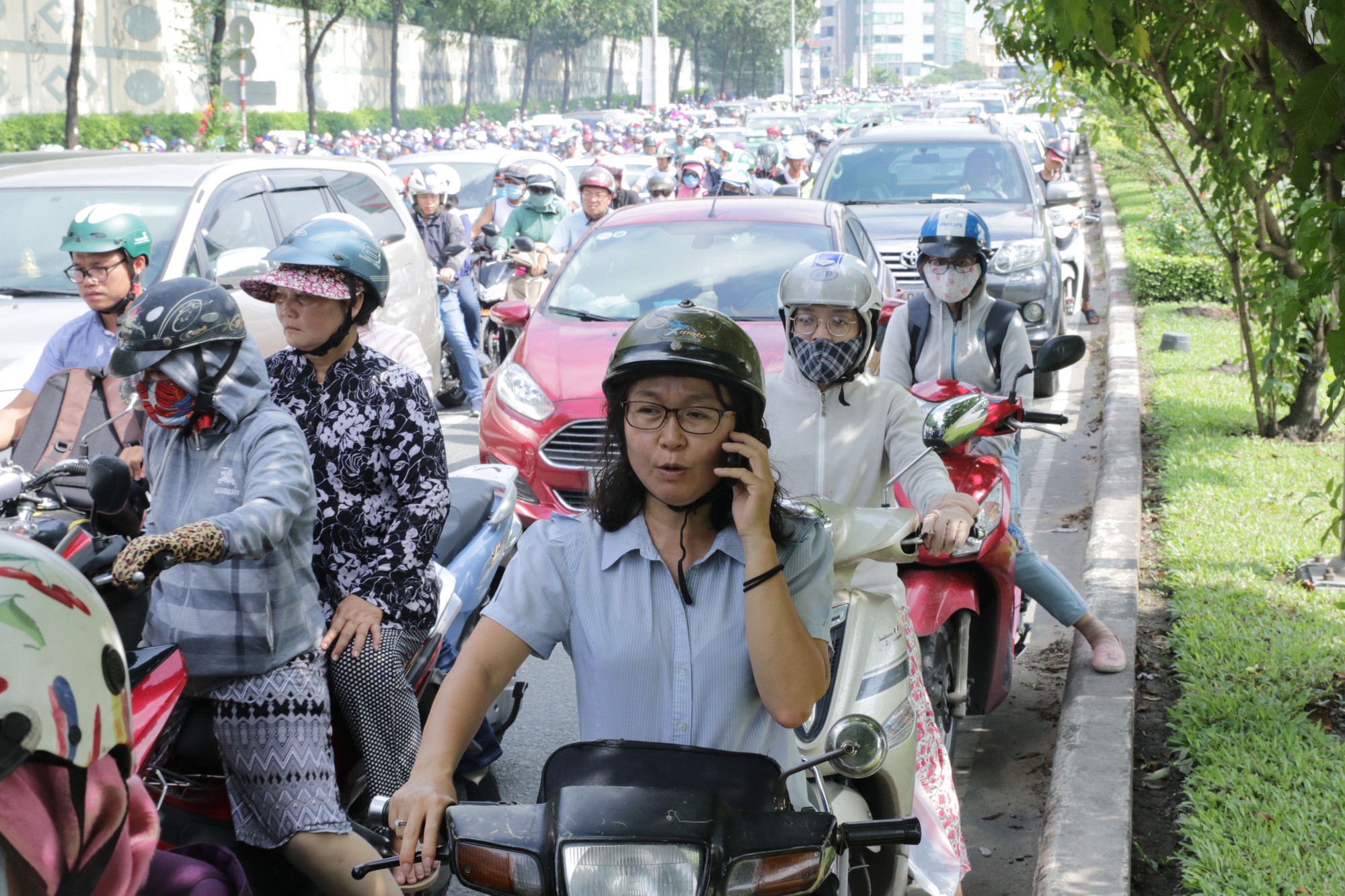 Người Sài Gòn loay hoay tìm lối thoát trong cảnh kẹt xe kinh hoàng vào sáng sớm - Ảnh 12.