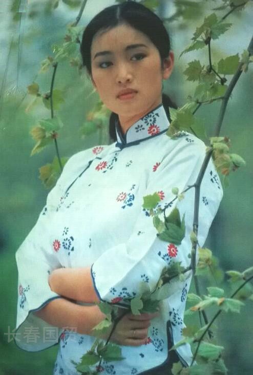 Hé lộ ảnh diện áo tắm thời thanh xuân của Củng Lợi, netizen khen ngợi: Quốc bảo nhan sắc của Trung Hoa - Ảnh 4.