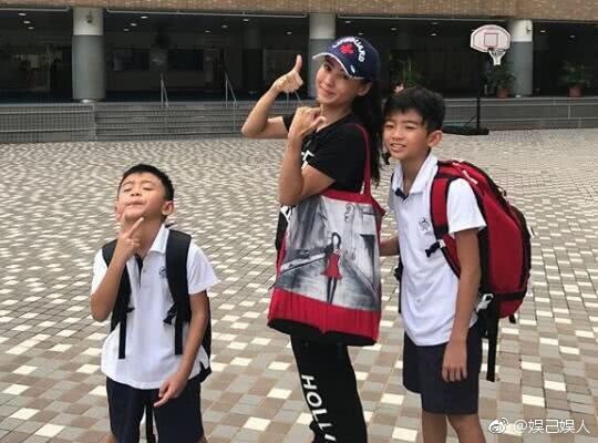 Hình ảnh hiếm hoi Tạ Đình Phong về Hong Kong thăm Trương Bá Chi và 2 con trai - Ảnh 3.