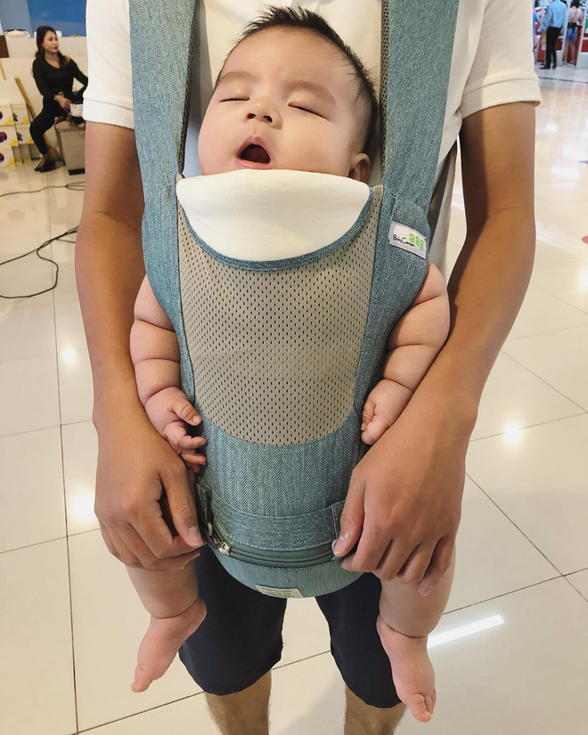 Bé trai 5 tháng tuổi với bàn tay mũm mĩm như Bé trai 5 tháng tuổi với bàn tay mũm mĩm như