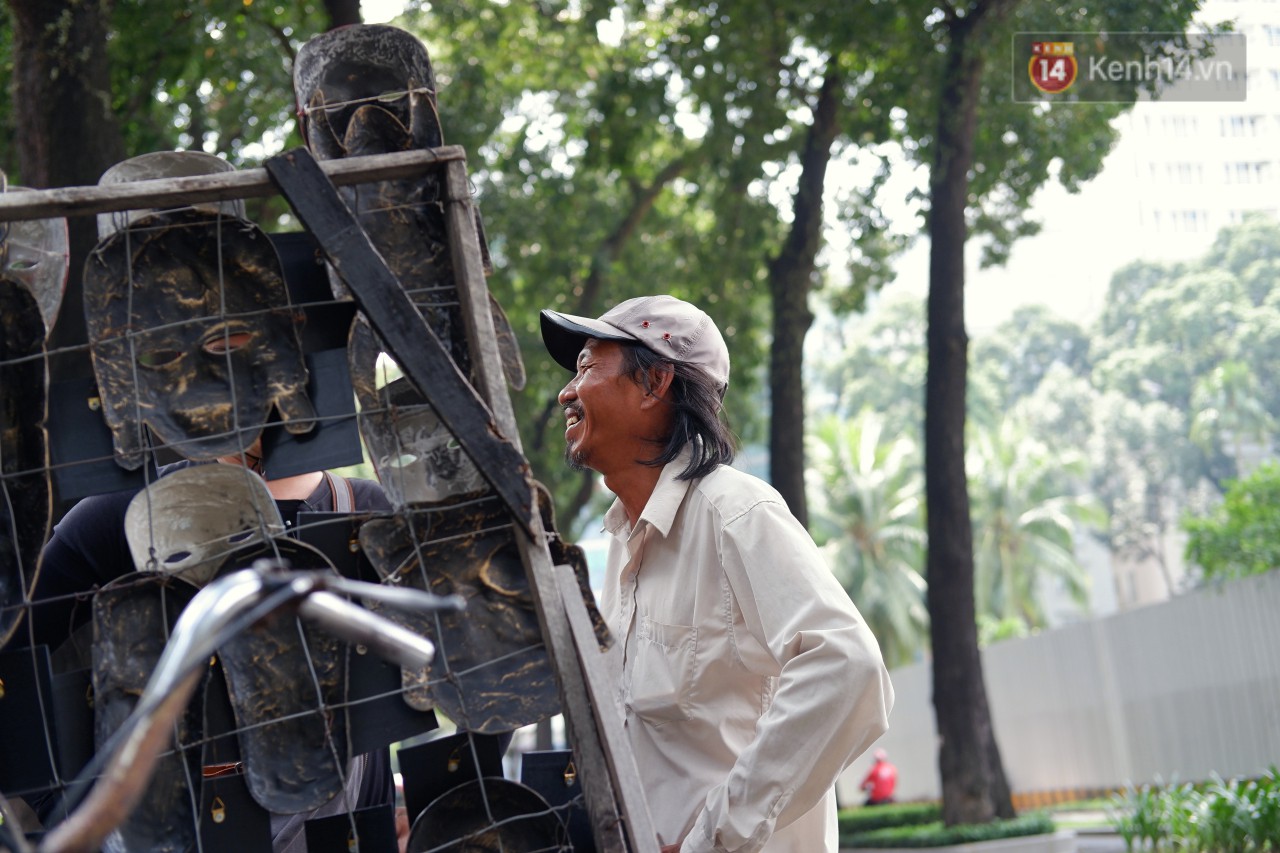 30 năm rong ruổi đường phố Sài Gòn của chú Bảy mặt nạ: Từng đạp xe suốt nhiều ngày không bán nổi 1 chiếc! - Ảnh 10.