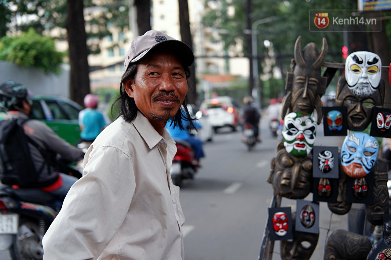 30 năm rong ruổi đường phố Sài Gòn của chú Bảy mặt nạ: Từng đạp xe suốt nhiều ngày không bán nổi 1 chiếc! - Ảnh 2.