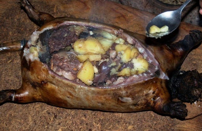Dê nướng đá nóng - món ăn quốc hồn quốc túy của Mông Cổ được chế biến bằng phương pháp gây ám ảnh rợn người - Ảnh 1.