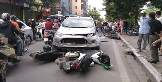 Hà Nội: Ô tô lao sang đường ngược chiều đâm liên hoàn 4 xe máy khiến 6 người nhập viện - Ảnh 1.