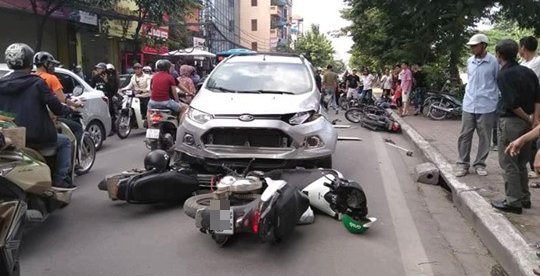 Hà Nội: Ô tô lao sang đường ngược chiều đâm liên hoàn 4 xe máy khiến 6 người nhập viện - Ảnh 1. Hà Nội: 'Xế hộp' lao sang đường ngược chiều hạ gục 4 xe máy, 6 người nhập viện 1