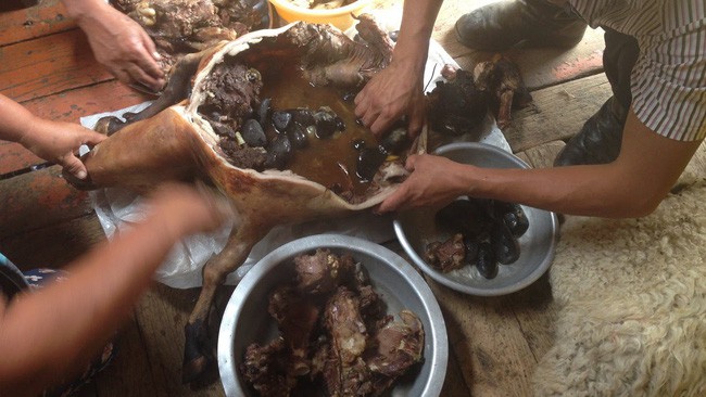 Dê nướng đá nóng - món ăn 'quốc hồn quốc túy' của Mông Cổ được chế biến bằng phương pháp gây ám ảnh rợn người 3