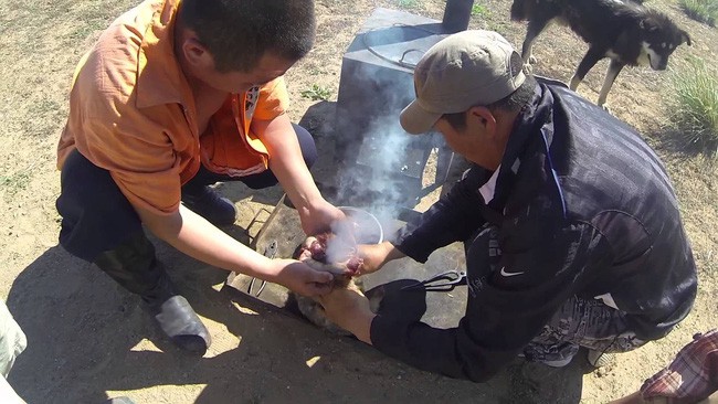 Dê nướng đá nóng - món ăn quốc hồn quốc túy của Mông Cổ được chế biến bằng phương pháp gây ám ảnh rợn người - Ảnh 4.