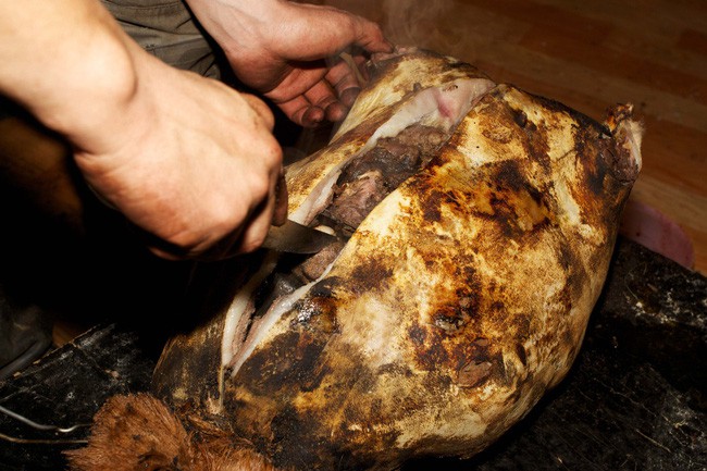 Dê nướng đá nóng - món ăn quốc hồn quốc túy của Mông Cổ được chế biến bằng phương pháp gây ám ảnh rợn người - Ảnh 6.