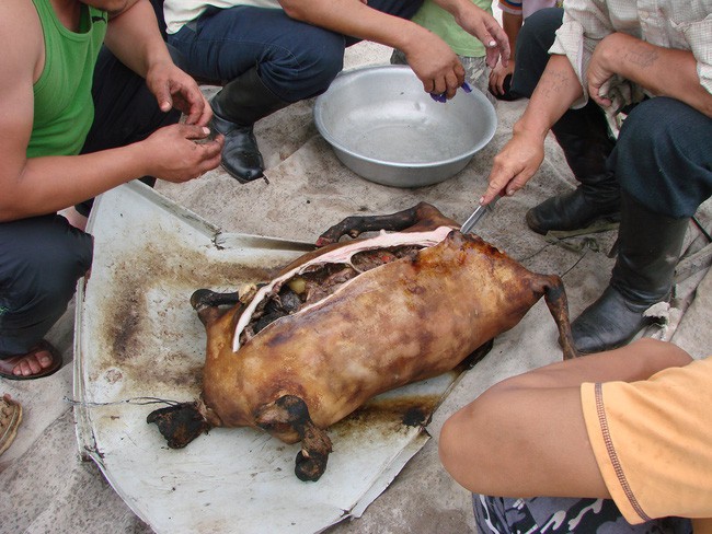 Dê nướng đá nóng - món ăn 'quốc hồn quốc túy' của Mông Cổ được chế biến bằng phương pháp gây ám ảnh rợn người 7