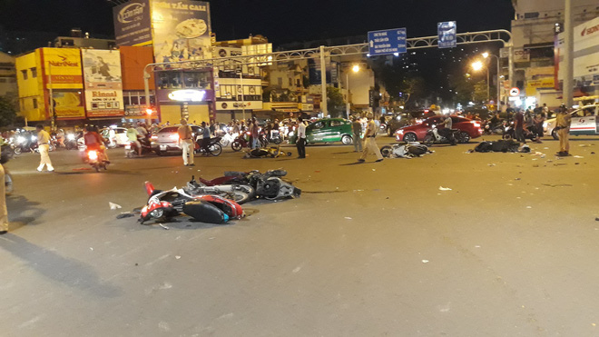 Cận cảnh hiện trường kinh hoàng vụ ô tô BMW tông hàng loạt xe máy, taxi, nhiều người thương vong ở TP.HCM 3 Cận cảnh hiện trường kinh hoàng vụ ô tô BMW tông hàng loạt xe máy, taxi, nhiều người thương vong ở TP.HCM 3