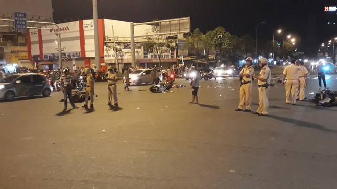 Cận cảnh hiện trường kinh hoàng vụ ô tô BMW tông hàng loạt xe máy, taxi, nhiều người thương vong ở TP.HCM 5 Cận cảnh hiện trường kinh hoàng vụ ô tô BMW tông hàng loạt xe máy, taxi, nhiều người thương vong ở TP.HCM 5