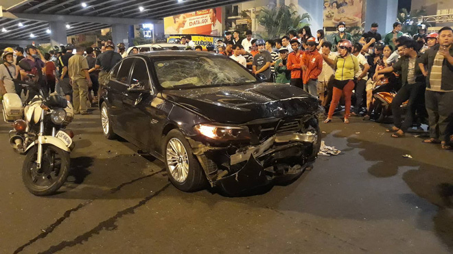 Nhân chứng vụ ô tô BMW tông hàng loạt xe: Tôi đang chờ đèn đỏ thì bị hất tung lên trời - Ảnh 2.
