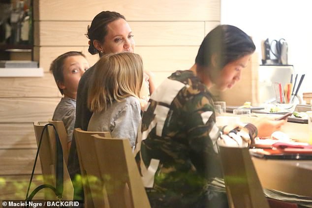 Pax Thiên xuất hiện cá tính, vẻ mặt đầy lạnh lùng khi đi ăn cùng Angelina Jolie và các em - Ảnh 7.