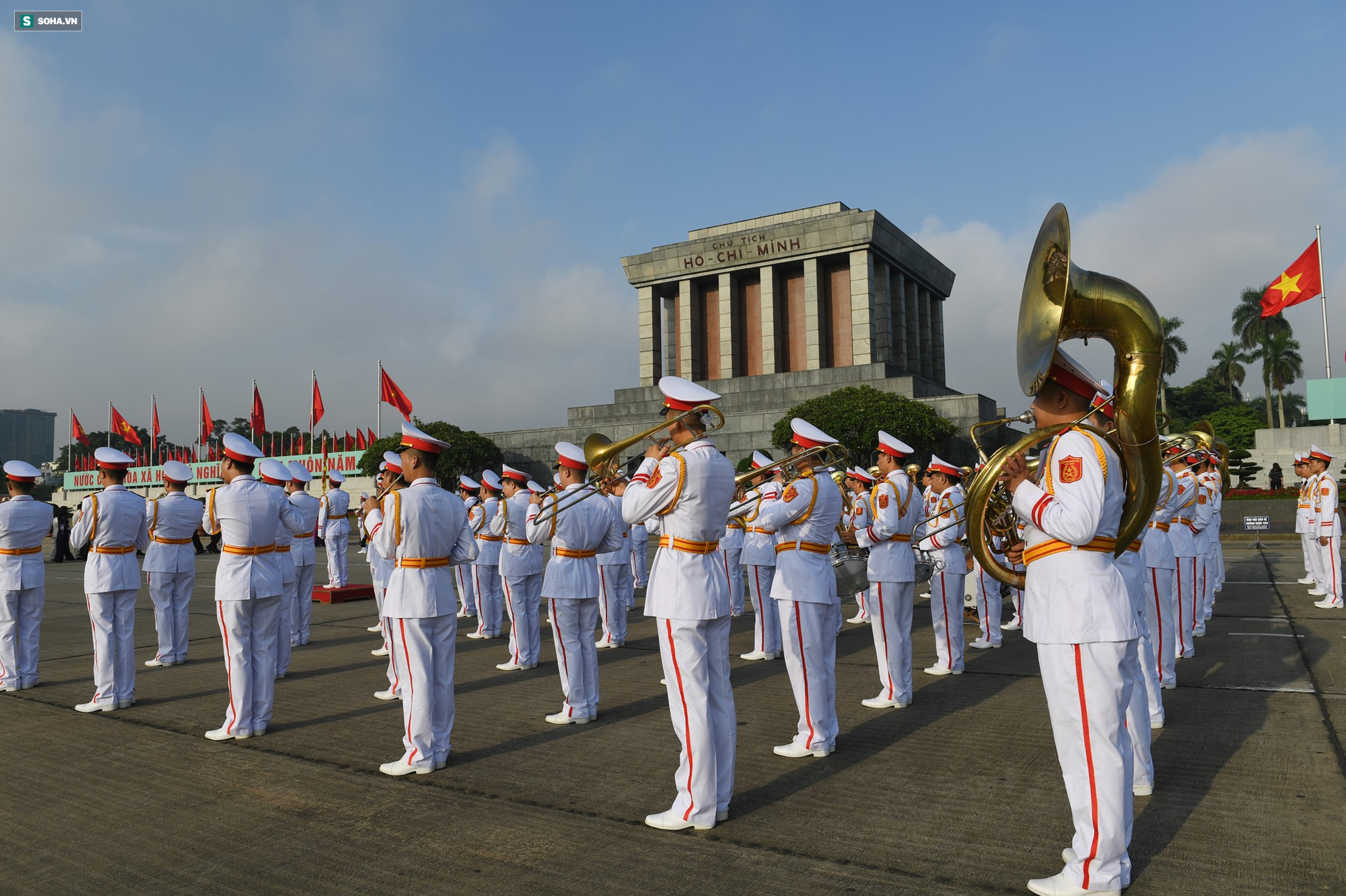 Đại biểu Quốc hội viếng Chủ tịch Hồ Chí Minh - Ảnh 1.