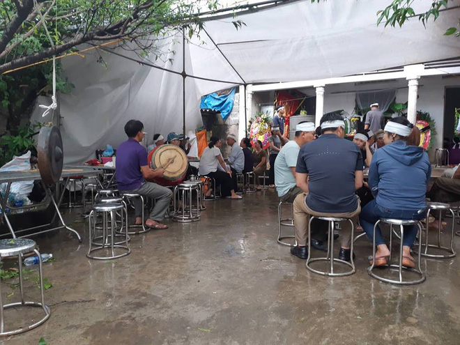 Vụ chém mẹ ném xuống giếng: Bạn thân gọi loa đánh lạc hướng nghi can để CA giải cứu con tin - Ảnh 2. Vụ chém mẹ ném xuống giếng: Bạn thân gọi loa đánh lạc hướng nghi can để CA giải cứu con tin - Ảnh 2.