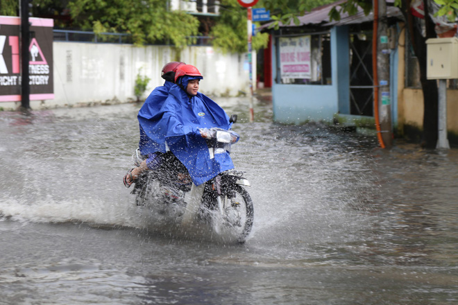 Khu nhà giàu ở Sài Gòn ngập sau mưa lớn, quận 9 xuất hiện mưa đá - Ảnh 2.