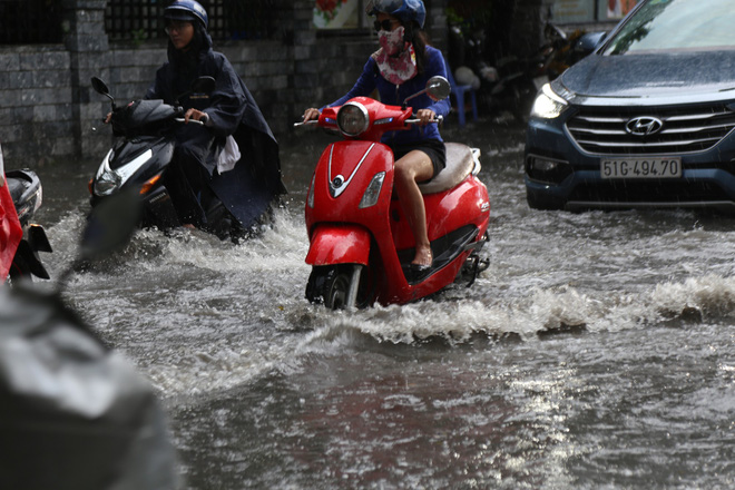 Khu nhà giàu ở Sài Gòn ngập sau mưa lớn, quận 9 xuất hiện mưa đá - Ảnh 5.
