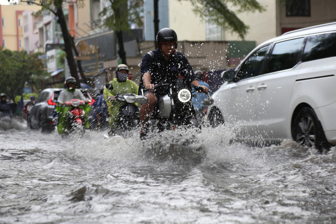 Khu nhà giàu ở Sài Gòn ngập sau mưa lớn, quận 9 xuất hiện mưa đá - Ảnh 8.