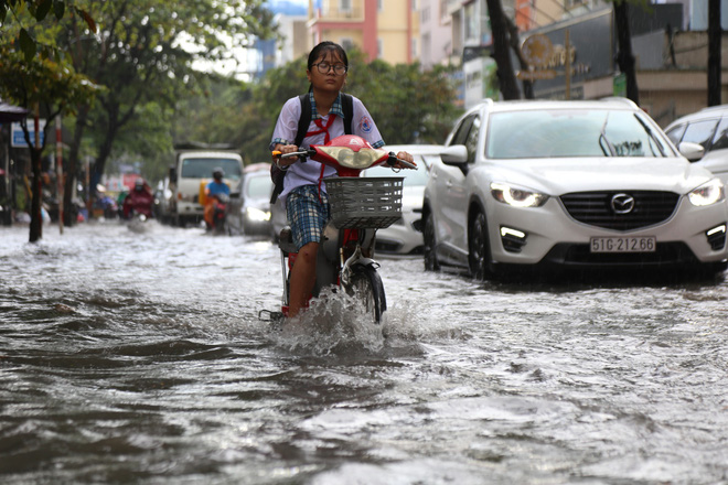 Khu nhà giàu ở Sài Gòn ngập sau mưa lớn, quận 9 xuất hiện mưa đá - Ảnh 9.