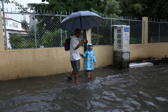 Khu nhà giàu ở Sài Gòn ngập sau mưa lớn, quận 9 xuất hiện mưa đá - Ảnh 10.