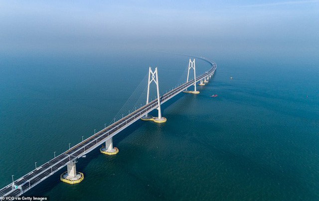 Chiêm ngưỡng cầu vượt biển dài nhất thế giới: 55km, 18 tỷ USD kinh phí tại Trung Quốc - Ảnh 1.