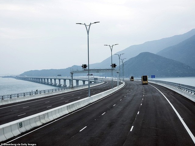 Chiêm ngưỡng cầu vượt biển dài nhất thế giới: 55km, 18 tỷ USD kinh phí tại Trung Quốc - Ảnh 12.