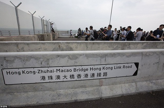 Chiêm ngưỡng cầu vượt biển dài nhất thế giới: 55km, 18 tỷ USD kinh phí tại Trung Quốc - Ảnh 4.